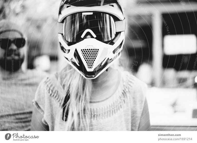 Safety first Motorsport feminin 1 Mensch Motorrad Kleinmotorrad Schutzbekleidung Helm Abenteuer bizarr bedrohlich Kontrolle Leidenschaft Mobilität Mut
