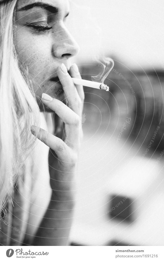 Smoke Rauchen Rauschmittel feminin 1 Mensch alt atmen Erholung Feste & Feiern festhalten genießen lernen träumen blond Coolness Duft elegant trendy rebellisch