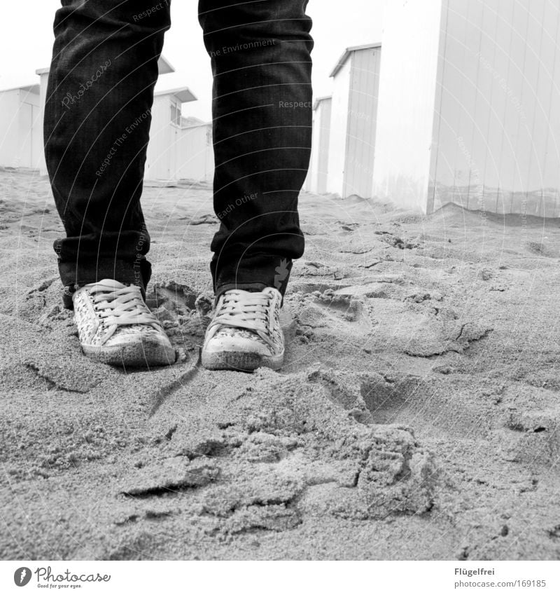 Verlaufen Ferien & Urlaub & Reisen Strand Meer Beine Fuß 1 Mensch Sand Mauer Wand Jeanshose Schuhe stehen Denken Chucks Ostende Strandhaus unsicher leer