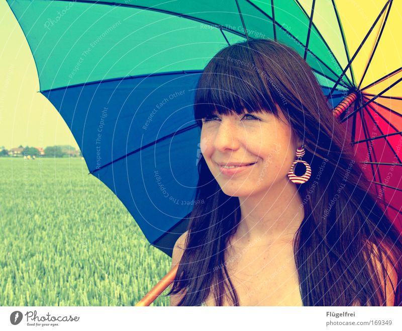 Unter'm Regenbogen feminin 1 Mensch 18-30 Jahre Jugendliche Erwachsene Ohrringe brünett langhaarig Lächeln schön Zufriedenheit Lebensfreude Regenschirm
