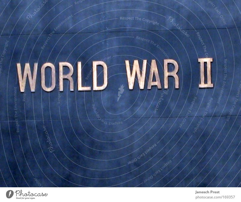 World War II Denkmal Metall Schriftzeichen Schilder & Markierungen historisch blau braun silber Ehre Vergangenheit Krieg Kriegerdenkmal Weltkrieg Farbfoto