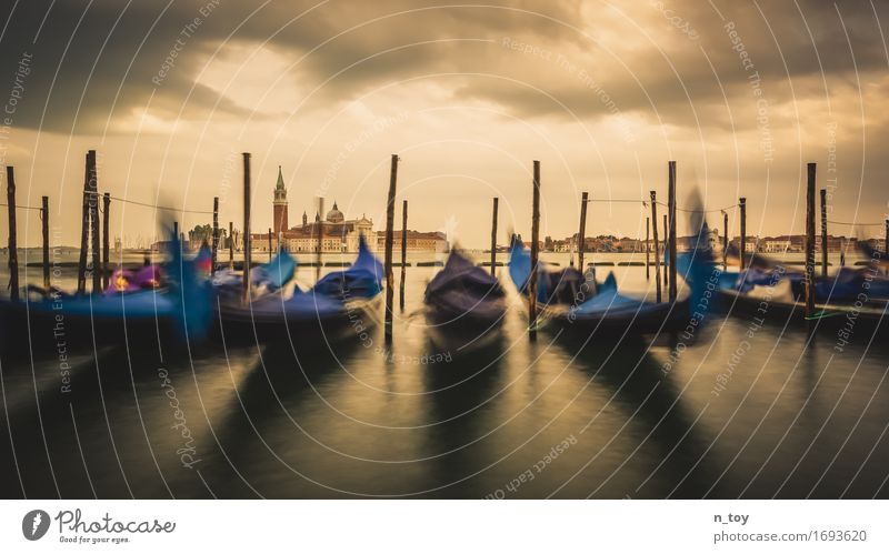 clouds over venice Venedig Italien Europa Kirche Platz Wahrzeichen Markusplatz Hafen Gondel (Boot) Schwimmen & Baden blau gold Stimmung geduldig Abenteuer Klima