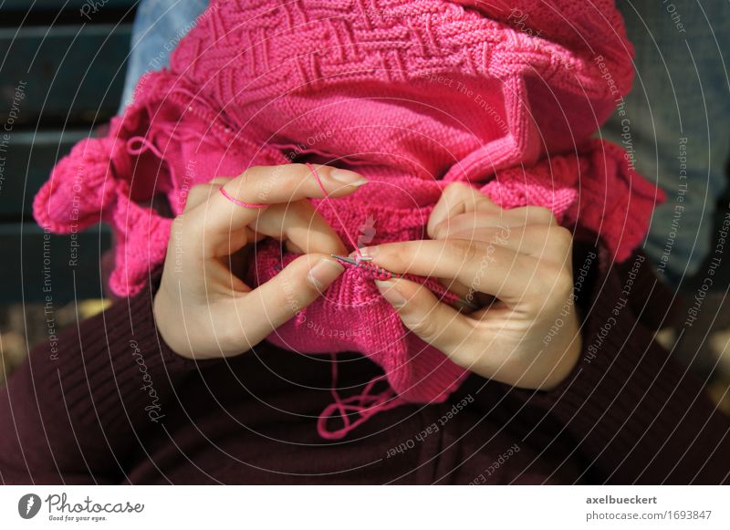 Frau aus Sicht stricken Lifestyle Erholung Freizeit & Hobby Basteln Mensch feminin Junge Frau Jugendliche Erwachsene Hand Finger 1 Bekleidung Pullover rosa