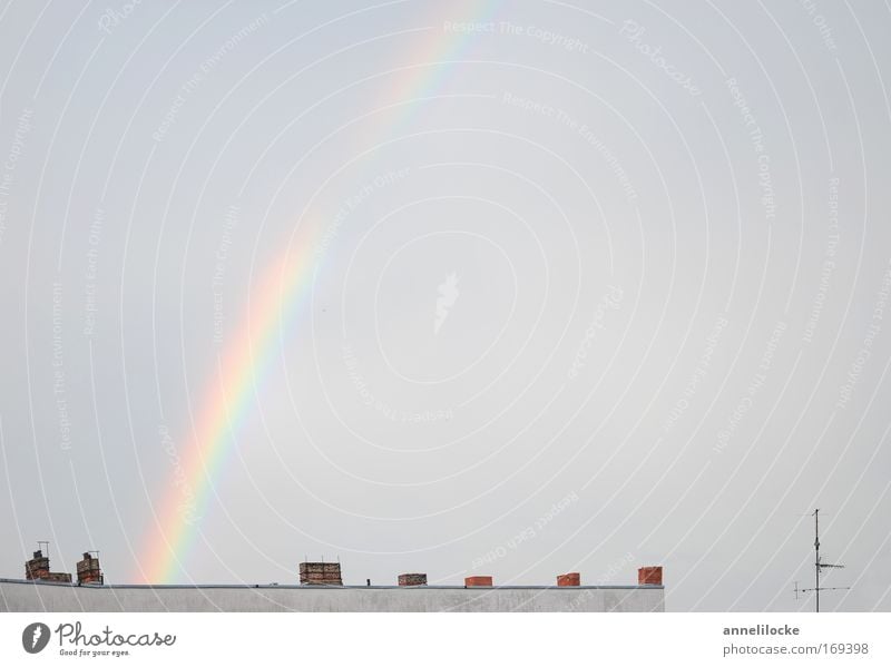 wo der Regenbogen wohnt Farbfoto Außenaufnahme Menschenleer Textfreiraum rechts Textfreiraum oben Tag Licht Lichterscheinung Totale Landschaft Himmel Wolken