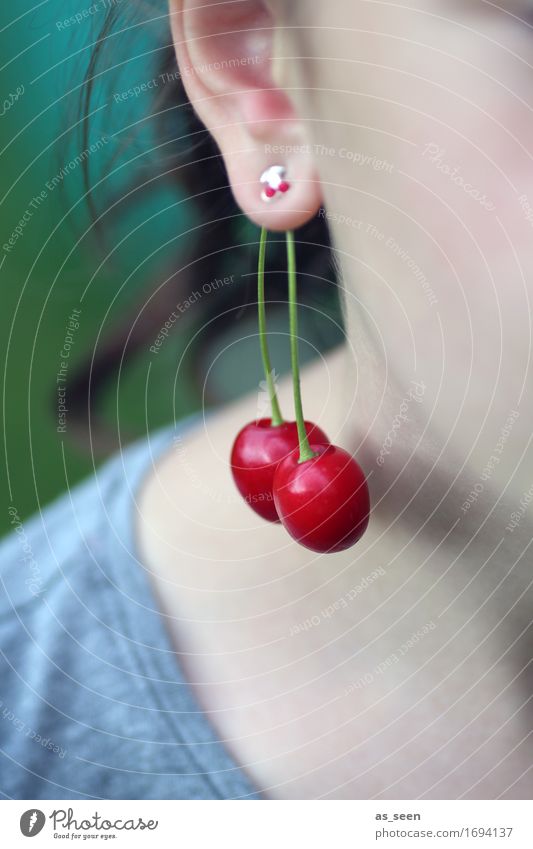 Kirschenzeit Frucht Ernte Bioprodukte schön Wellness Sommer Garten feminin Mädchen Kindheit Leben Ohr Natur Schmuck Ohrringe brünett hängen grün rot Farbe