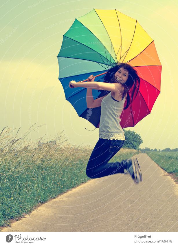 Sprung in den Sommer feminin Junge Frau Jugendliche 1 Mensch 18-30 Jahre Erwachsene Schönes Wetter Feld springen Regenbogenschirm regenbogenfarben Wege & Pfade