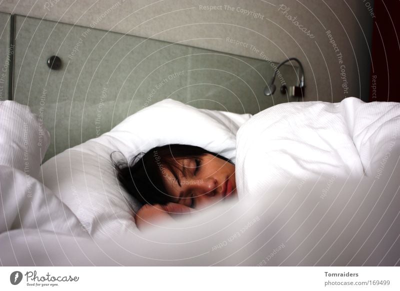 Der schlafende Engel feminin 1 Mensch 18-30 Jahre Jugendliche Erwachsene Schlafzimmer schwarzhaarig Bettwäsche Denken Erholung liegen träumen schön kuschlig