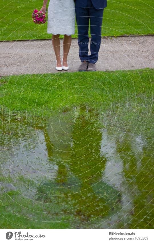 Schönster Tag | im Regen Mensch maskulin feminin Paar Partner Beine Fuß 18-30 Jahre Jugendliche Erwachsene Natur schlechtes Wetter Garten Park Kleid Anzug