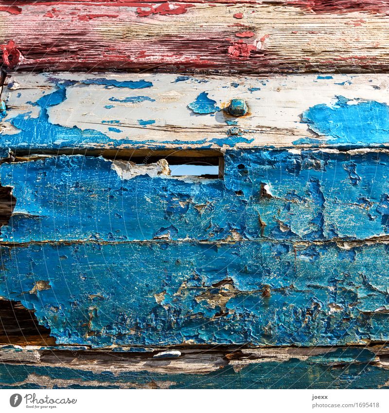 Lack ab Fischerboot Holz alt blau rot Verfall Vergänglichkeit Wandel & Veränderung verwittert Farbe abblättern Farbfoto