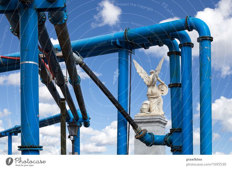 Engel und Rohre Skulptur Wolken Berlin Stadt Hauptstadt Altstadt Menschenleer blau Marmor weiß Rohrleitung Wasserrohr Baustelle historisch alt Sehenswürdigkeit