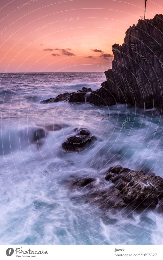 Wellen, Felsen, Sonnenuntergang Meer Abend Riomaggiore Küste Dämmerung Menschenleer Außenaufnahme Italien Himmel Landschaft Urelemente Horizont Natur Farbfoto