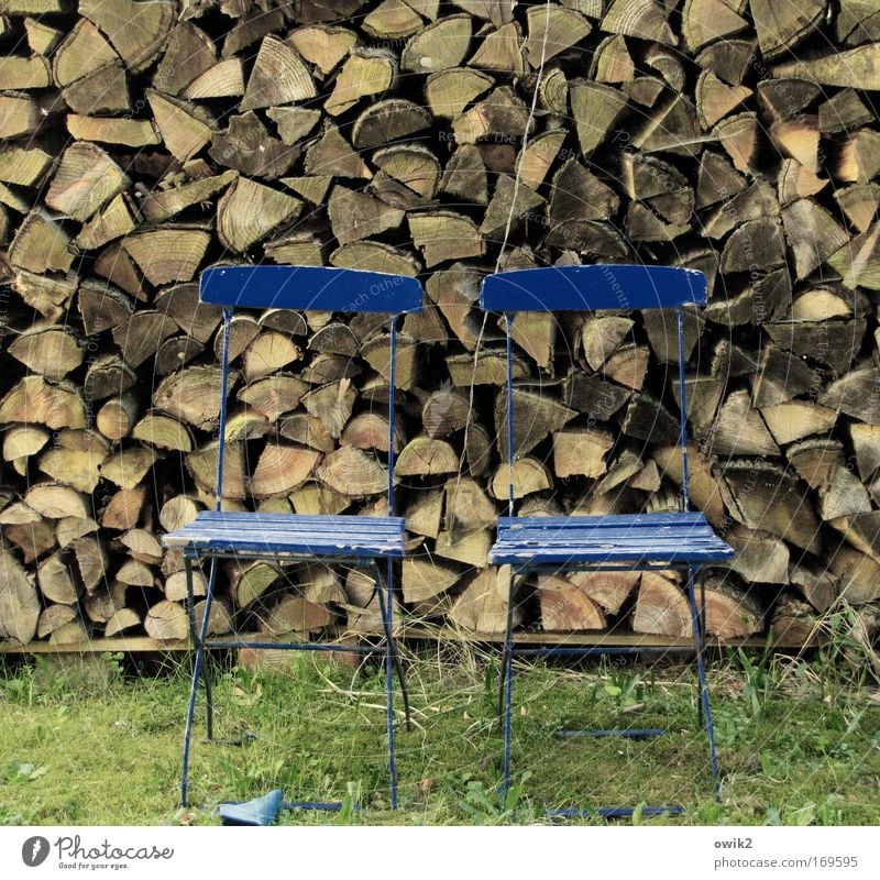 Holz zu Holz Häusliches Leben Garten einrichten Möbel Stuhl Natur Gras Campingstuhl Erholung warten alt Armut eckig historisch blau braun grün ästhetisch Stress