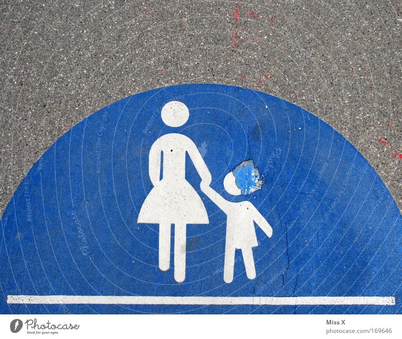 Kinderkopfschmerz Eltern Erwachsene Mutter 2 Mensch Verkehr Verkehrswege Fußgänger Straße Wege & Pfade Zeichen Schilder & Markierungen Verkehrszeichen gehen