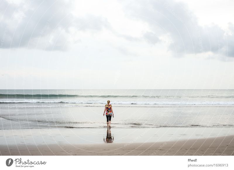 Seaside I Ferien & Urlaub & Reisen Ferne Freiheit Strand Meer Wellen Bali feminin Junge Frau Jugendliche Erwachsene 1 Mensch 30-45 Jahre Sand Wasser gehen frei