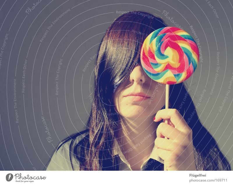 Das Leben, mein Lutscher und ich Mensch feminin Junge Frau Jugendliche 1 18-30 Jahre Erwachsene brünett langhaarig Lust Ernährung Lollipop mehrfarbig gestreift