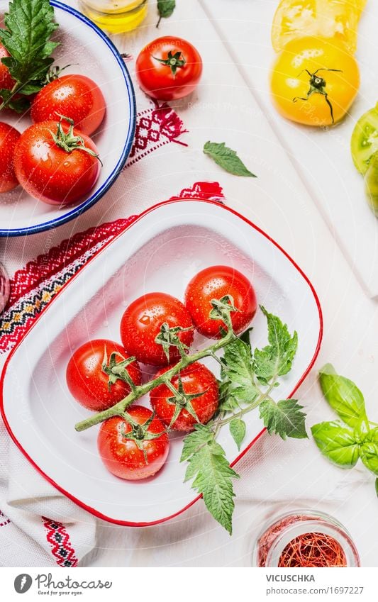 Bunte Tomaten in emaille Schalen Lebensmittel Gemüse Salat Salatbeilage Ernährung Mittagessen Büffet Brunch Bioprodukte Vegetarische Ernährung Diät Geschirr