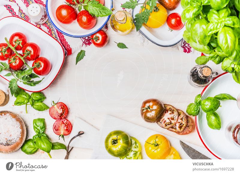 Vielfalt von bunten Tomaten mit Salatzutaten Lebensmittel Gemüse Salatbeilage Kräuter & Gewürze Öl Ernährung Mittagessen Abendessen Bioprodukte