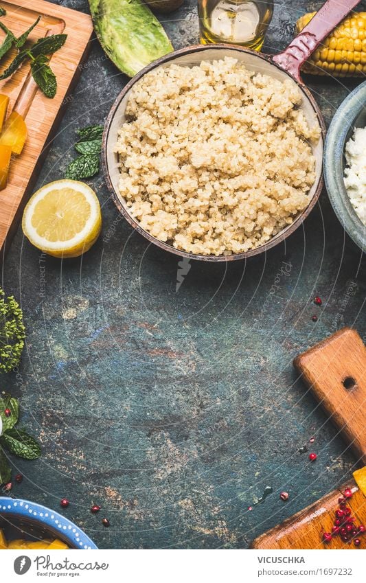 Gekochte Quinoa in rustikalem Kochtopf Lebensmittel Gemüse Salat Salatbeilage Getreide Ernährung Mittagessen Festessen Bioprodukte Vegetarische Ernährung Diät