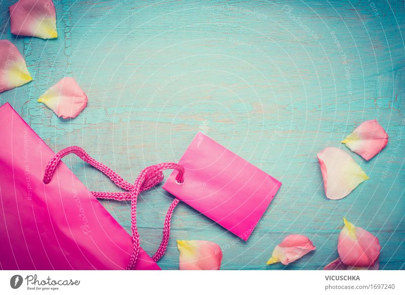 Shopping bag und blütenblätter kaufen Reichtum Stil Design Sommer Business Natur Mode Verpackung Paket retro blau rosa Freude sparsam Stimmung schick