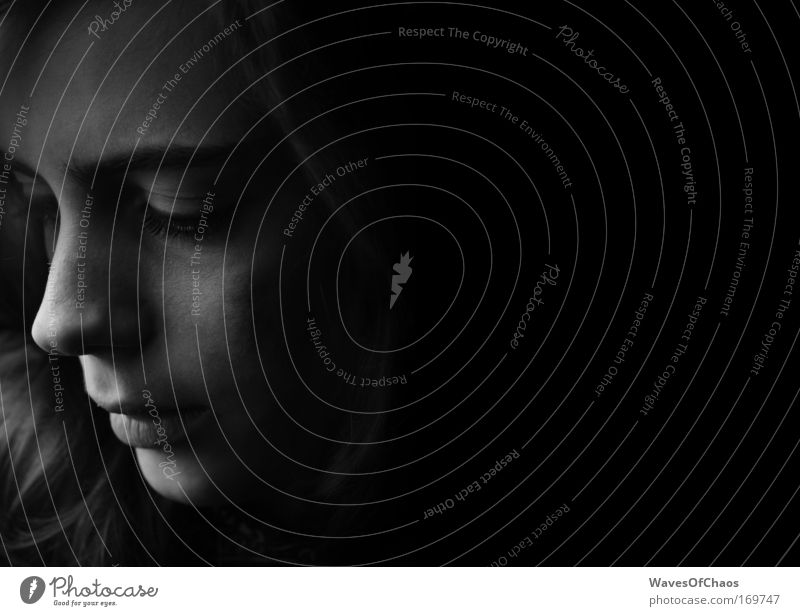 Sanft Schwarzweißfoto Innenaufnahme abstrakt Hintergrund neutral Schatten Silhouette Porträt Blick nach unten Mensch feminin Junge Frau Jugendliche Kopf Gesicht