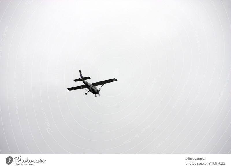 Ich muss dann mal weg Flugzeug Propellermaschine Kleinflugzeug Versorgungsflugzeug Flugverkehr grau farblos trist fliegen Himmel Schwarzweißfoto Luftverkehr