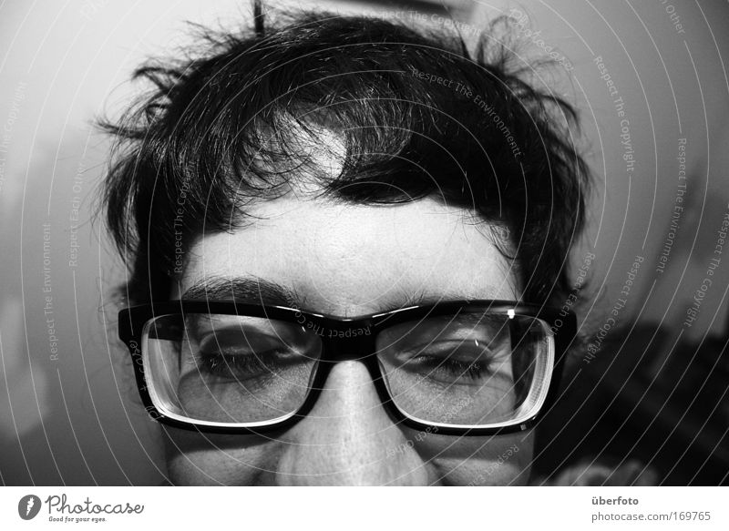 Kopfschmerzen Schwarzweißfoto Innenaufnahme Nahaufnahme Blitzlichtaufnahme Kontrast Schwache Tiefenschärfe Porträt Schielen geschlossene Augen maskulin