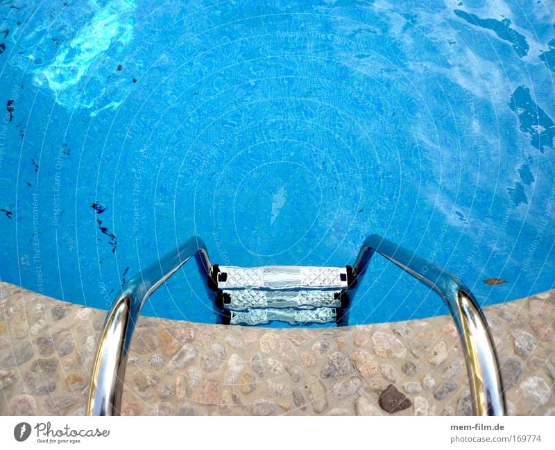 los, trau dich! Schwimmbad blau Wasser Leiter Schwimmleiter Kühlung kalt kühlen