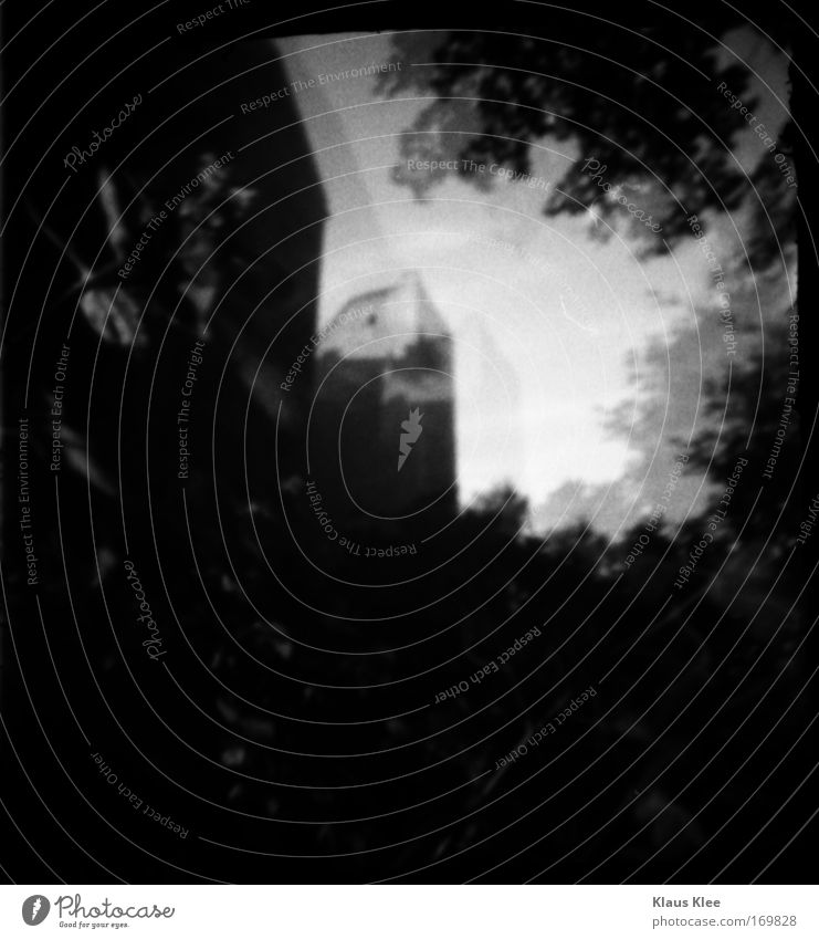 THE NOISE GOES AROUND ::::: Schwarzweißfoto Außenaufnahme Unterwasseraufnahme abstrakt Menschenleer Zettel Roboter Gießkanne Spiegel Glas Pfeil alt gigantisch