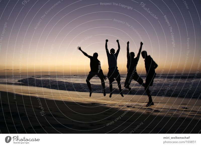 Jump Farbfoto Außenaufnahme Dämmerung Mensch Freundschaft 4 18-30 Jahre Jugendliche Erwachsene Sonnenaufgang Sonnenuntergang Strand Meer Insel springen