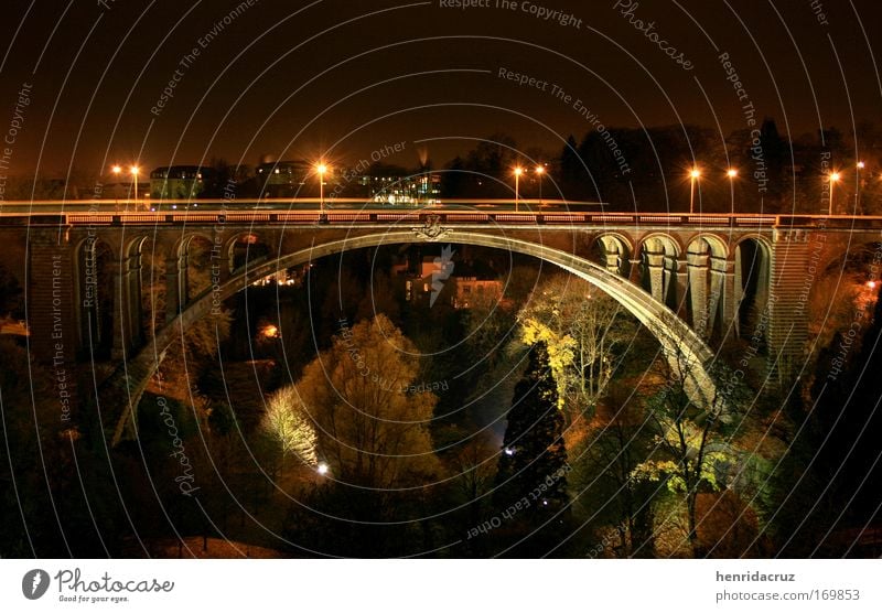 Farbfoto Außenaufnahme Menschenleer Nacht Licht Kontrast Lichterscheinung Panorama (Aussicht) Luxemburg Europa Park Brücke Sehenswürdigkeit Denkmal