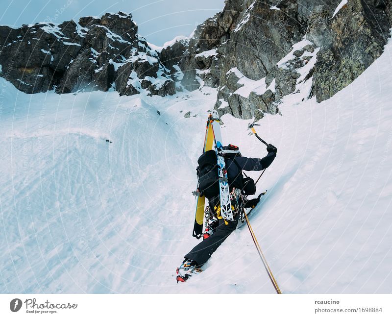 Eisklettern: Bergsteiger auf einer gemischten Route aus Schnee und Fels Ferien & Urlaub & Reisen Abenteuer Expedition Winter Berge u. Gebirge Sport Klettern