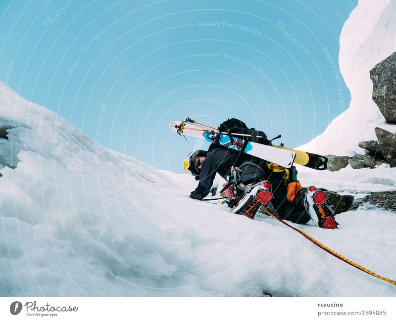 Eisklettern: Bergsteiger auf einer gemischten Route aus Schnee und Fels Ferien & Urlaub & Reisen Abenteuer Expedition Winter Berge u. Gebirge Sport Klettern