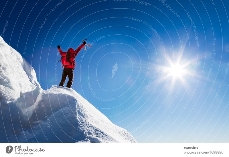 Mountaineer feiert die Eroberung des Gipfels. Freude Ferien & Urlaub & Reisen Abenteuer Freiheit Expedition Sonne Winter Berge u. Gebirge Sport Klettern