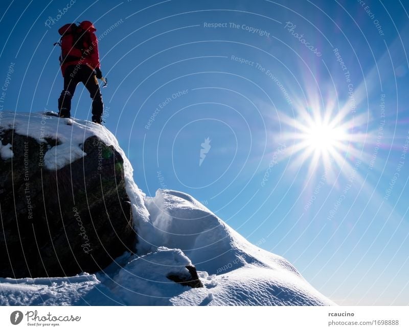Bergsteiger auf dem Gipfel. Freude Ferien & Urlaub & Reisen Abenteuer Freiheit Expedition Sonne Winter Berge u. Gebirge Sport Klettern Bergsteigen Erfolg Mensch