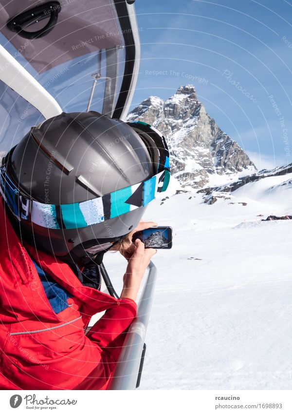 Ein Junge macht ein Foto vom Matterhorn Lifestyle schön Ferien & Urlaub & Reisen Tourismus Winter Schnee Berge u. Gebirge Sport Skifahren Kind PDA Fotokamera