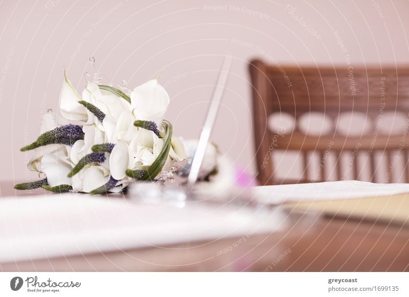 Niedrige Winkelansicht eines hübschen Hochzeitsbouquets aus weißen Blumen, das auf einer Tischplatte liegt, mit selektivem Fokus und Copyspace Reichtum elegant