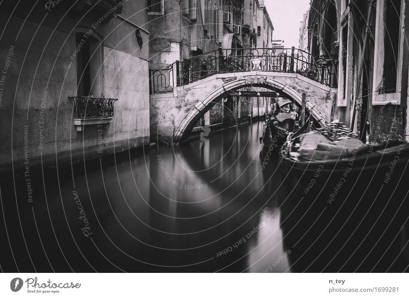 Venedig Italien Europa Menschenleer Brücke Mauer Wand Treppe Schifffahrt Bootsfahrt Gondel (Boot) Bewegung Ferien & Urlaub & Reisen träumen historisch grau