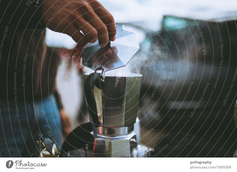Coffee Ferien & Urlaub & Reisen Tourismus Ausflug Abenteuer Freiheit Camping maskulin Erwachsene Hand 1 Mensch Kaffeepause Kaffeemaschine festhalten stehen heiß