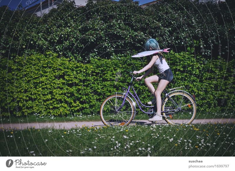 fisch & fahrrad II Außenaufnahme Sommer Frühling grün Fahrrad Fahrradfahren Kind Jugendliche Junge Frau Mädchen Perücke Fisch skurril seltsam Aktion Idee