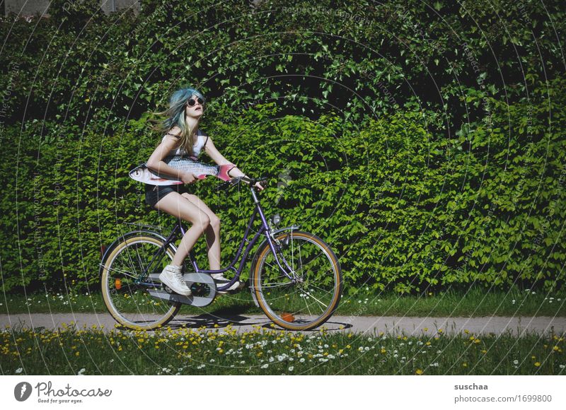 fisch & fahrrad Außenaufnahme Sommer Frühling grün Fahrrad Fahrradfahren Kind Jugendliche Junge Frau Mädchen Perücke Fisch skurril seltsam Aktion Idee Kindheit