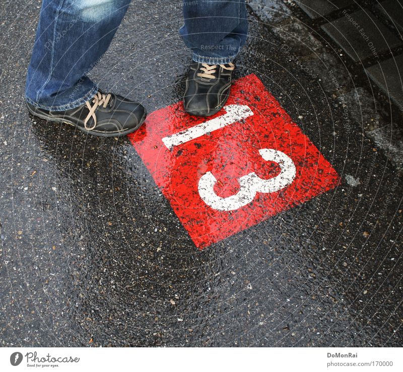 Nr. 0000011100 Verkehrszeichen Verkehrsschild Hose Jeanshose Schuhe Turnschuh Ziffern & Zahlen stehen blau grau rot standhaft behindert Behinderung x-beinig