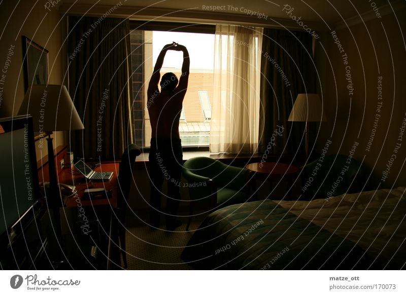 Frühaufsteher im Hotelzimmer Farbfoto Innenaufnahme Hintergrund neutral Morgen Schatten Gegenlicht Rückansicht Blick nach vorn maskulin Mann Erwachsene Rücken
