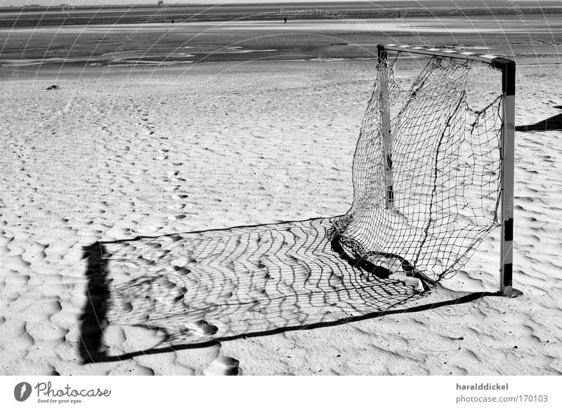 goal Schwarzweißfoto Außenaufnahme Menschenleer Abend Schatten Kontrast Strand Meer Sport Sportstätten Fußballplatz Umwelt Natur Sand Küste schwarz