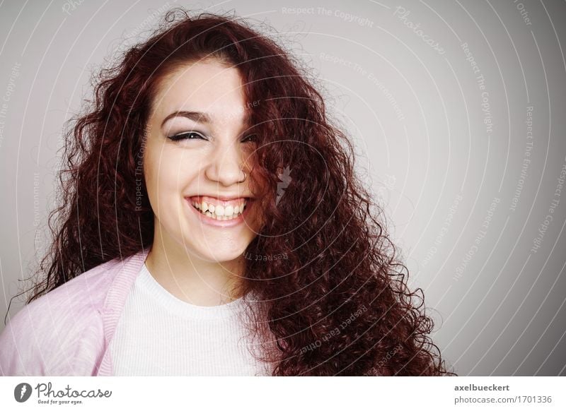 weiblicher Teenager lacht Freude schön Haare & Frisuren Gesicht Mensch feminin Mädchen Junge Frau Jugendliche Erwachsene 1 13-18 Jahre brünett rothaarig