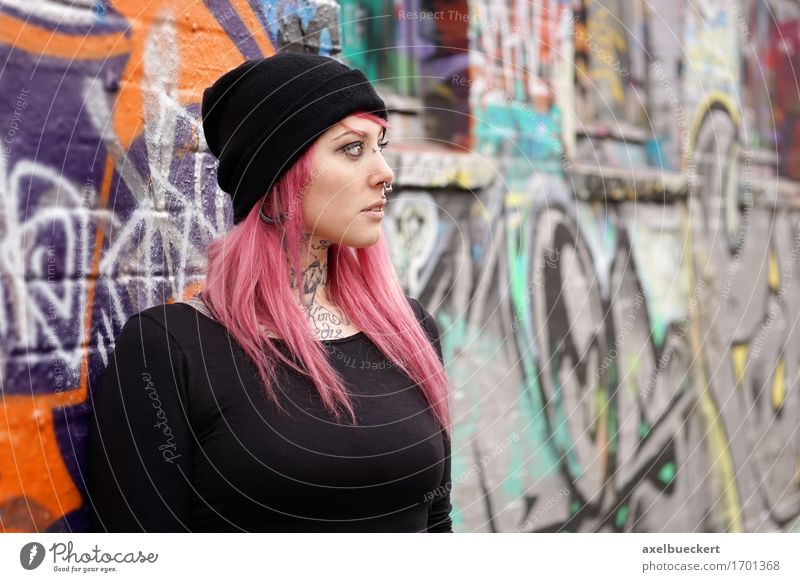 junge Frau, die an der Graffitiwand sich lehnt Lifestyle Mensch feminin Junge Frau Jugendliche Erwachsene 1 18-30 Jahre Jugendkultur Subkultur Punk Gebäude