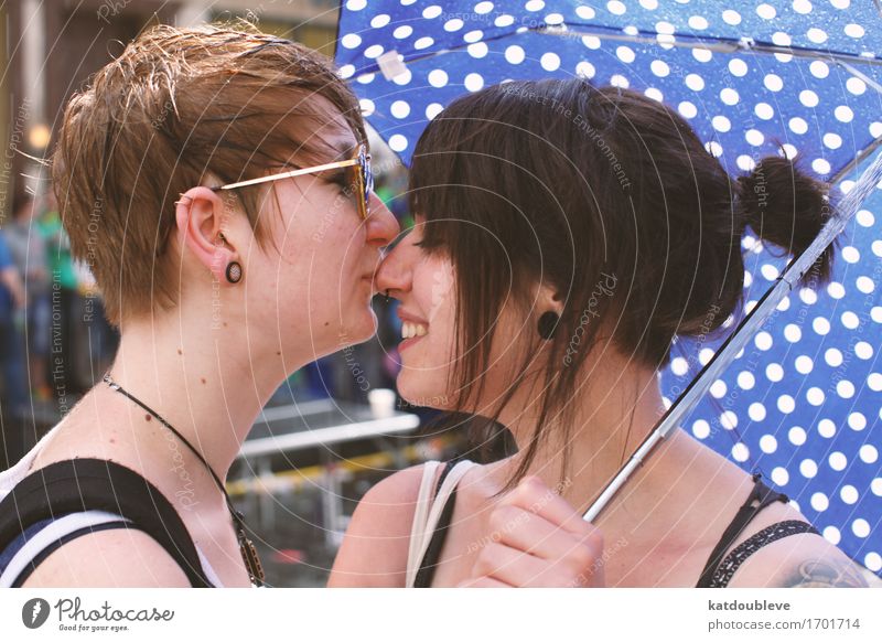 Eskimo kissing Mensch feminin androgyn Homosexualität genießen Küssen Lächeln lachen Liebe kuschlig niedlich Akzeptanz Sympathie Freundschaft Zusammensein