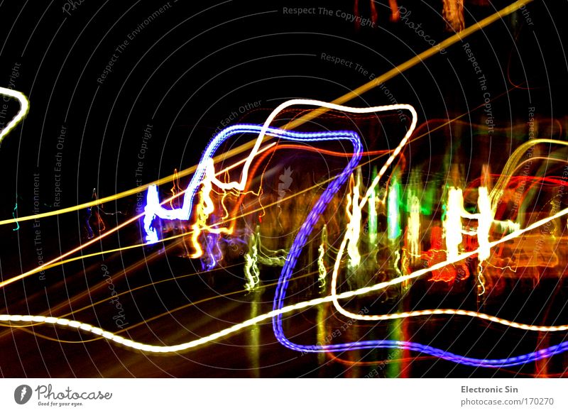 Lichtwelten Farbfoto Außenaufnahme Experiment abstrakt Textfreiraum oben Nacht Kontrast Lichterscheinung Langzeitbelichtung Unschärfe Nachtleben Linie leuchten