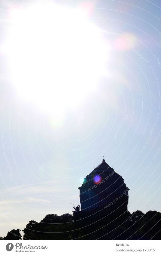 Das große Etwas Farbfoto Abend Dämmerung Licht Sonnenlicht Sonnenstrahlen Gegenlicht Ausflug Luft Klima Wetter Baum Stadt Turm Architektur Sehenswürdigkeit