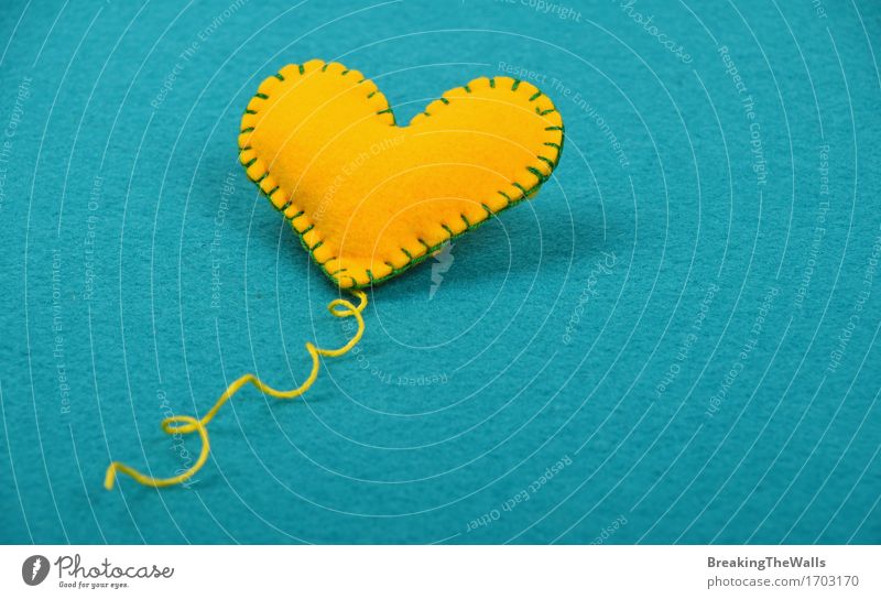 Handgemachtes gelbes genähtes Spielzeugherz mit Thread auf blauem Filz Lifestyle Design Freizeit & Hobby Basteln Handarbeit Valentinstag Muttertag Kunst