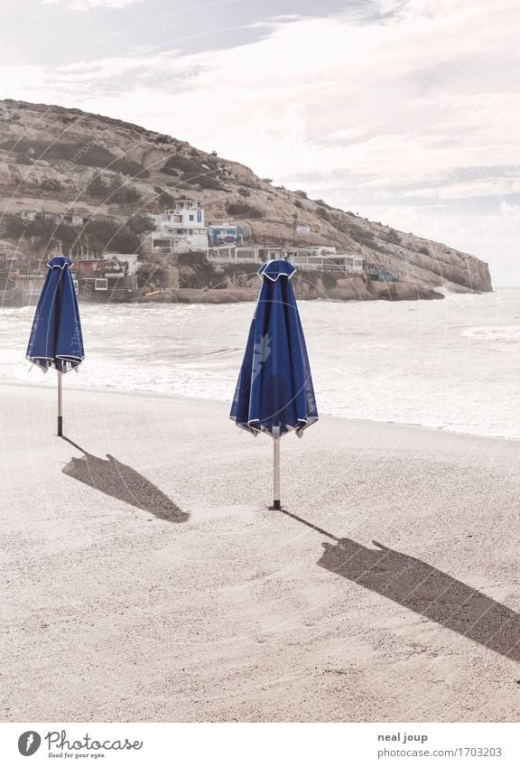 Seasons end Ferien & Urlaub & Reisen Tourismus Sommer Herbst Küste Strand Insel Kreta Matala Menschenleer Burka Sonnenschirm Sand Erholung warten elegant
